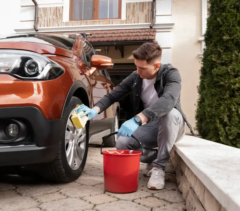 Lavage auto à domicile Saint-Arnoult : professionnel intervenant sur un véhicule